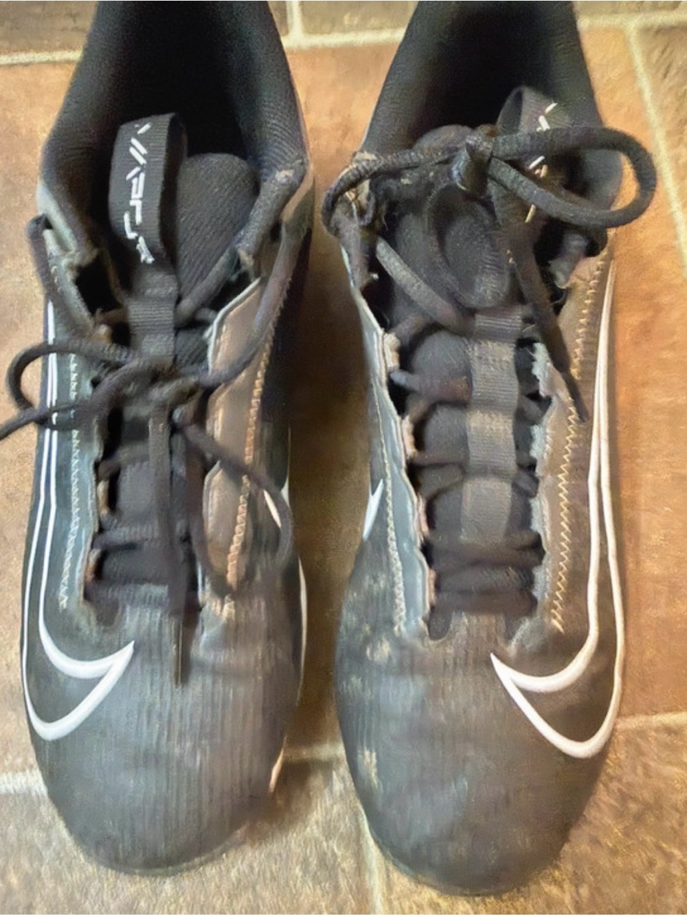 Nike Men’s Black Fast Flex cleats Athletic Shoes with White Swoosh s 9.5